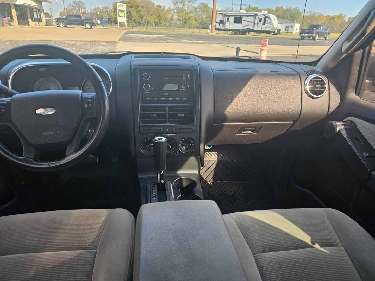 2008 SILVER Ford Explorer Sport Trac XLT 4.0L 2WD (1FMEU31E48U) with an 4.0L V6 SOHC 12V engine, 5-Speed Automatic transmission, located at 533 S Seven Points BLVD, Seven Points, TX, 75143, (430) 255-4030, 32.313999, -96.209351 - Photo#4